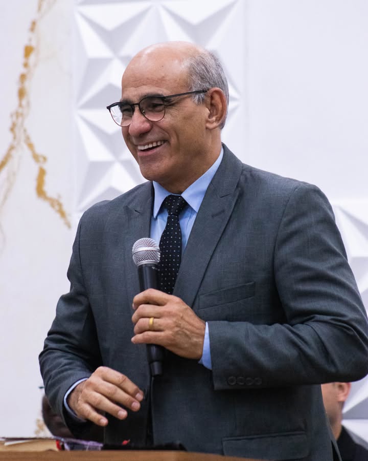 Dr. Sérgio Reis falando ao microfone durante uma palestra